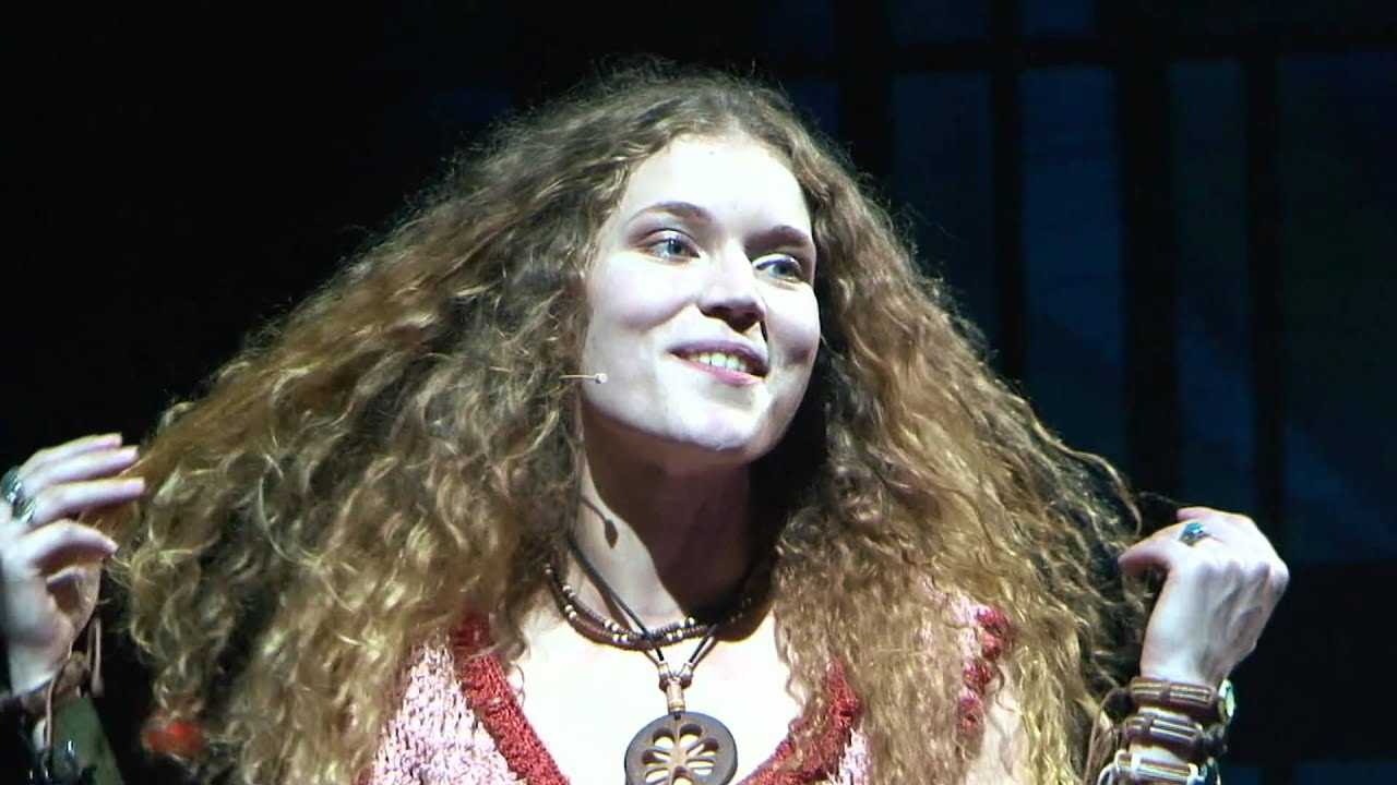 Tatih Köhler canta 