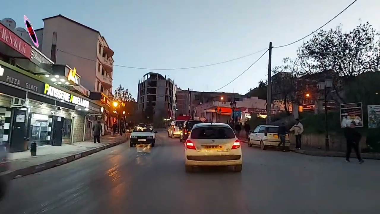 دائرة عزازقة إحدى دوائر ولاية تيزي وزو. مقرها عزازقة.