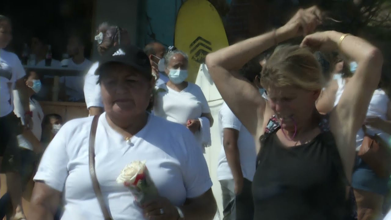 Familiares y amigos de surfista Katherine Díaz rinden emotivo homenaje en bocana de playa El Tunco