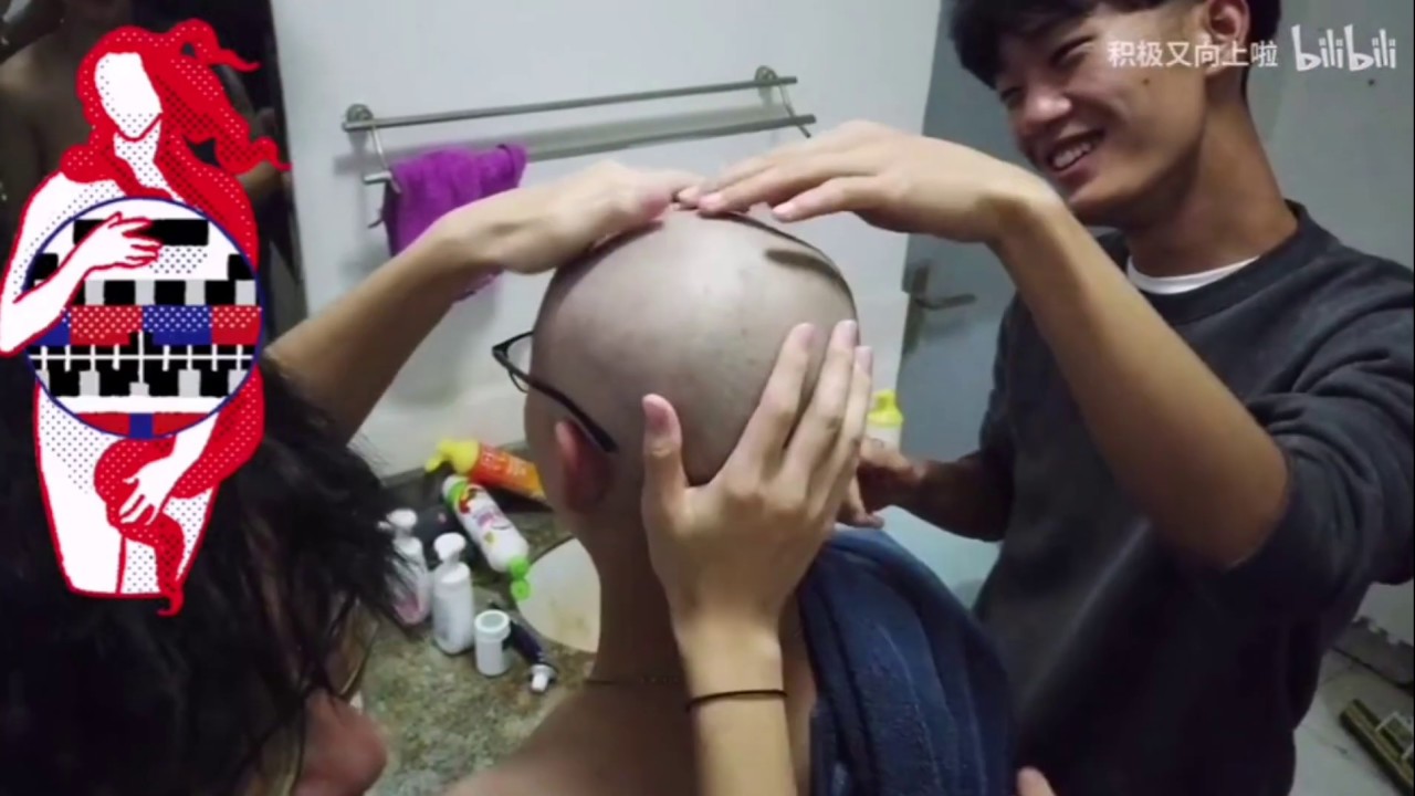 男大学生剃光头