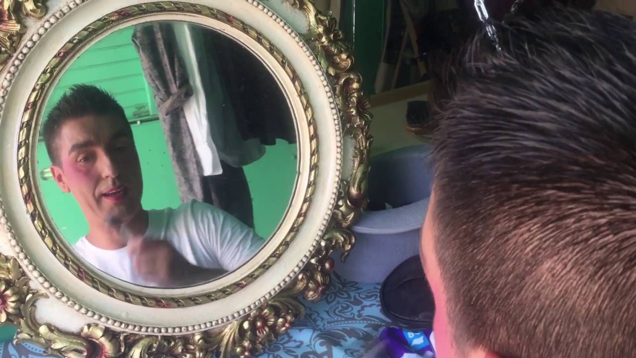 Entre broma y broma así se maquilla Sandro Roque.
