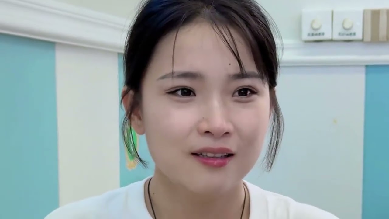 多年未见的父女，在街头意外重逢，那一刻所有的泪都忍不住了。#剧情 #情感 #亲情 #真实生活 #治愈系短剧 #温暖瞬间 #一定要看到最后