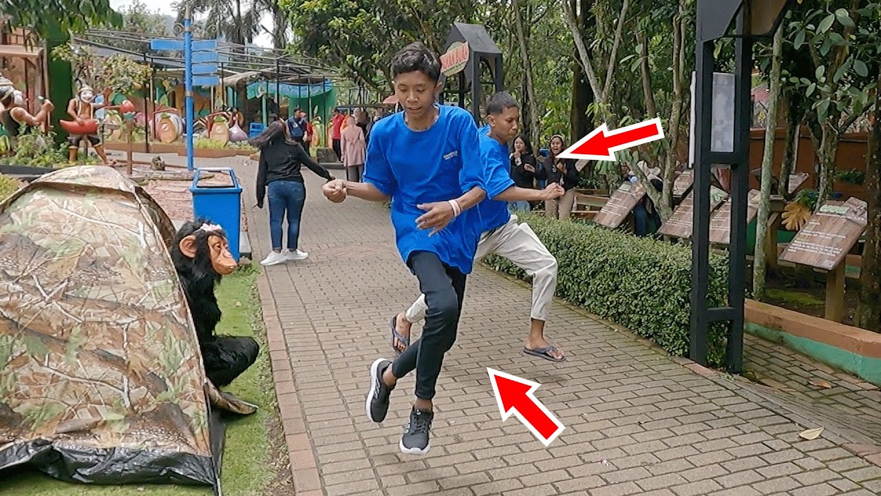 Auto Terbang Saat Kaget ... Monkey Prank