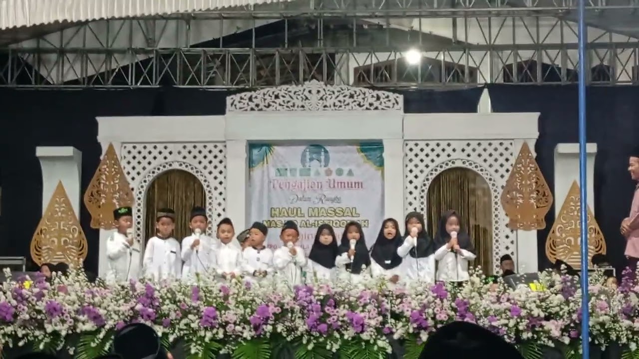 Mass daffa tampil paling tengah di pengajian