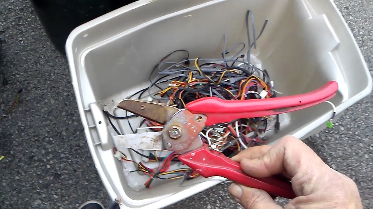 Making money with Frankie selling copper wires for cash