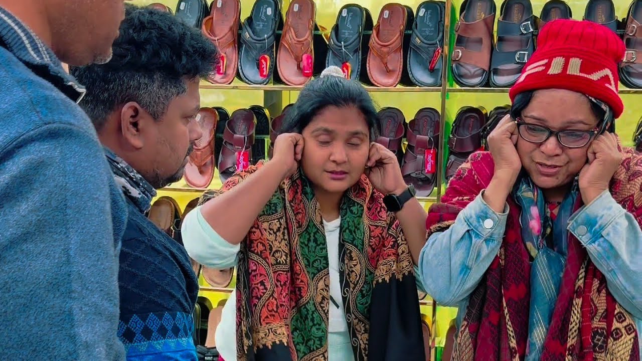 জুতা চু'রি করতে যেয়ে ধ'রা খেলো সুন্দরী দুই তরুণী