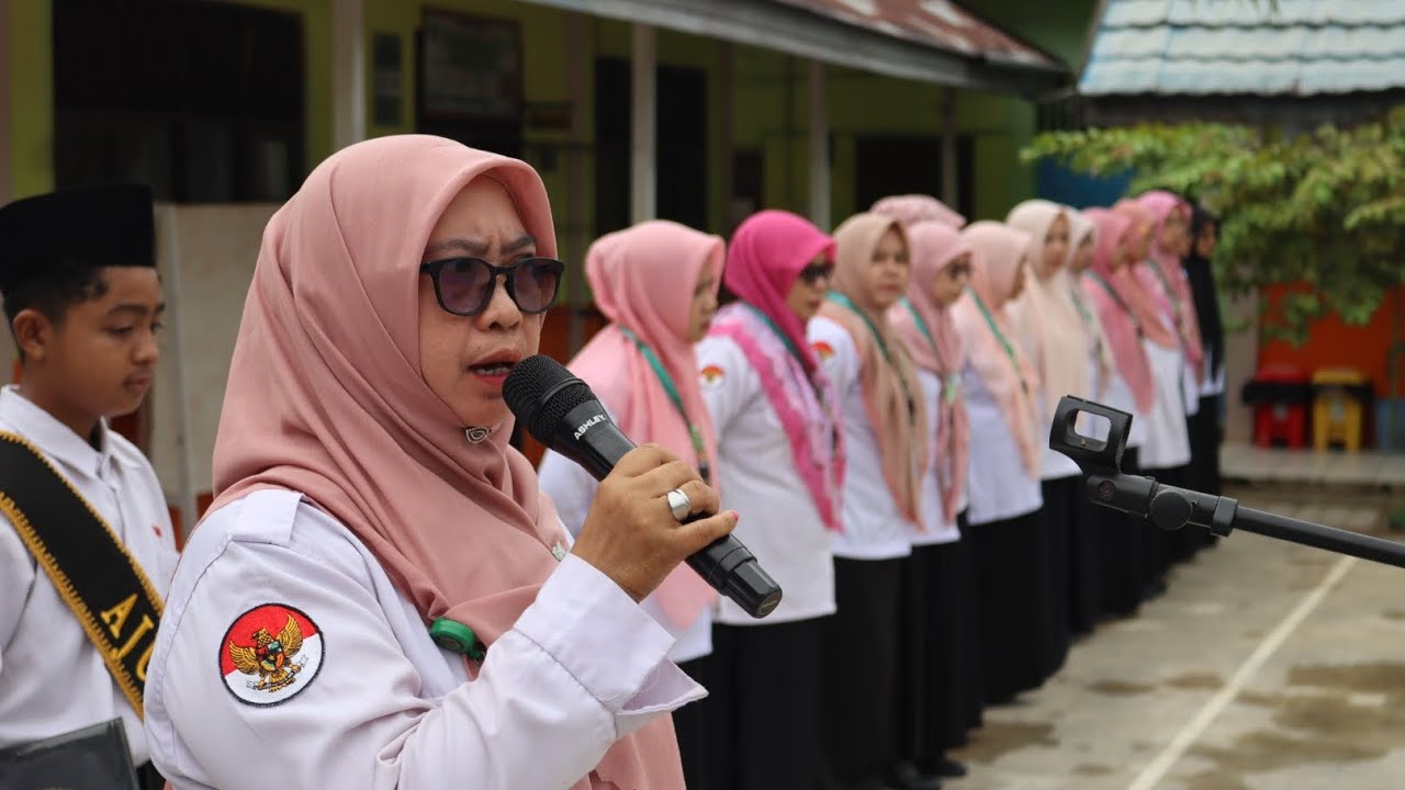 Upacara Senin MTsN 5 Tapin, Kamad Sampaikan Arahan Persiapan Ujian Madrasah dan TKA