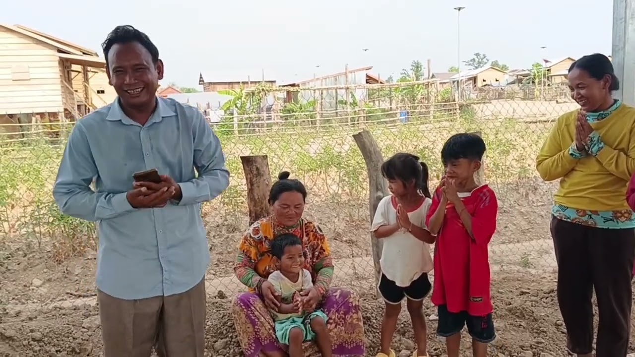 បីគ្រួសារមកពីត្បូងឃ្មុំទទួលជំនួយសម្រាប់ធ្វើបន្ទប់ទឹក
