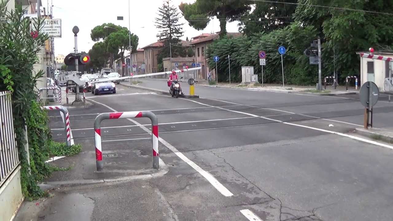 Passaggio a livello con semibarriere di via Canale Molinetto - Ravenna (p. 4) // Level Crossing