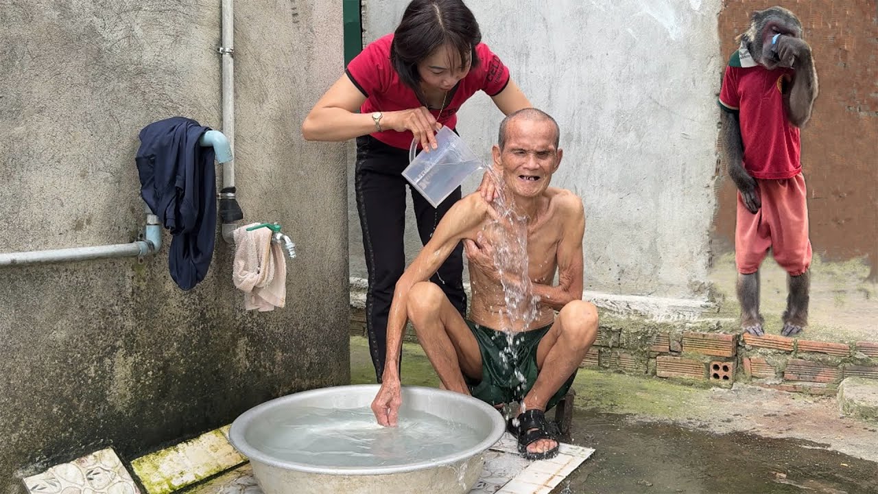 Abu Was Touched When Saw Mom Taking Care Of Blind Old Man