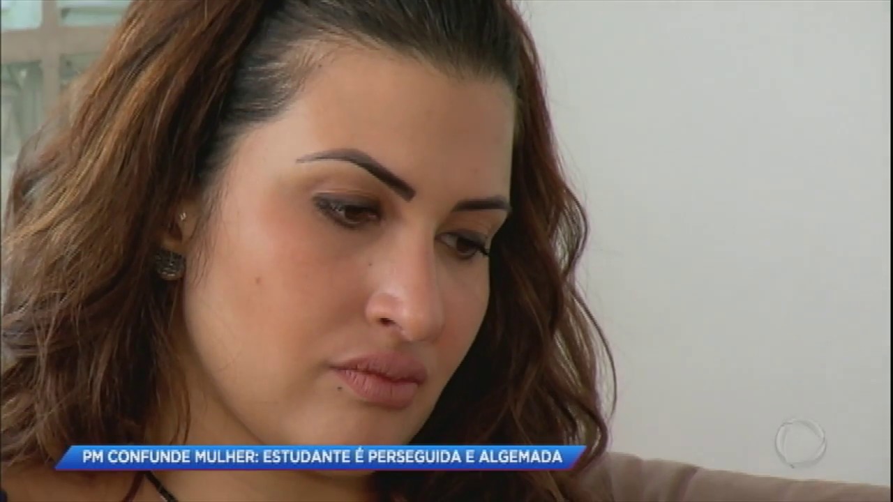 Policiais perseguem mulher após confundi-la com assaltante