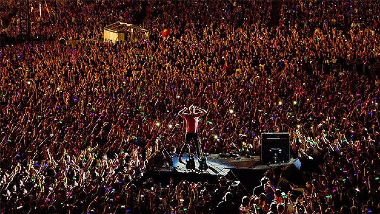 Coldplay stop the song for a good reason! - Coldplay @ Milan, 04.07.17