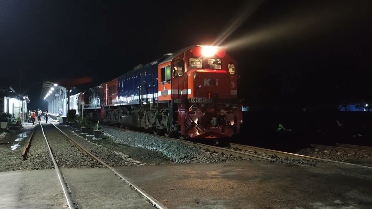 akselerasi tinggi dan cepat CC205 saat membawa Kereta Penumpang