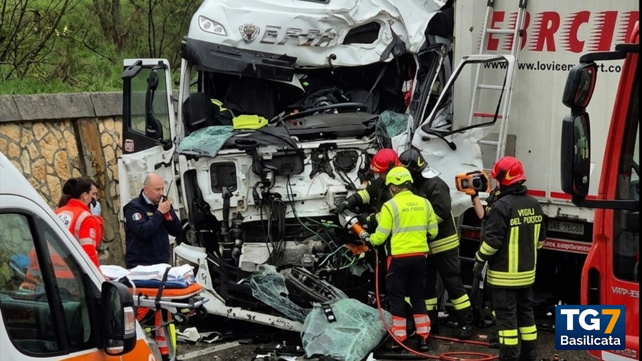 TG7 Basilicata News | Scontro due camion due morti &bull; Senza Patente &bull; Bersani a Venosa &bull; Calcio U17