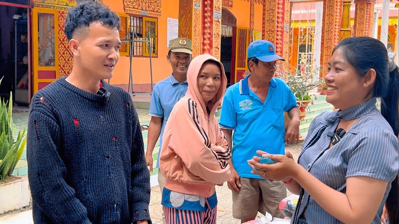 Thanh Thúy TV cùng vợ chồng Xuân Thảo phát gạo quê anh Hải đông con tại Chùa PNô Cam Bốth Sóc Trăng 
