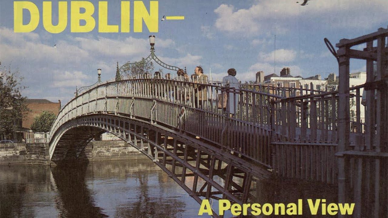 A History of The Ha’penny Bridge with  by Éamonn Mac Thomáis, Dublin City, Ireland 1983