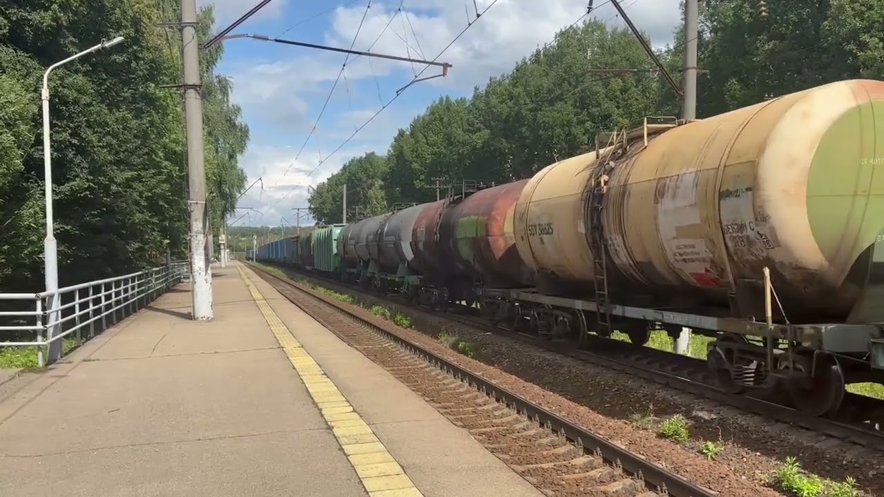 Электровоз 2ЭС5К-455 С Грузовым Поездом Проходит Станцию Окская