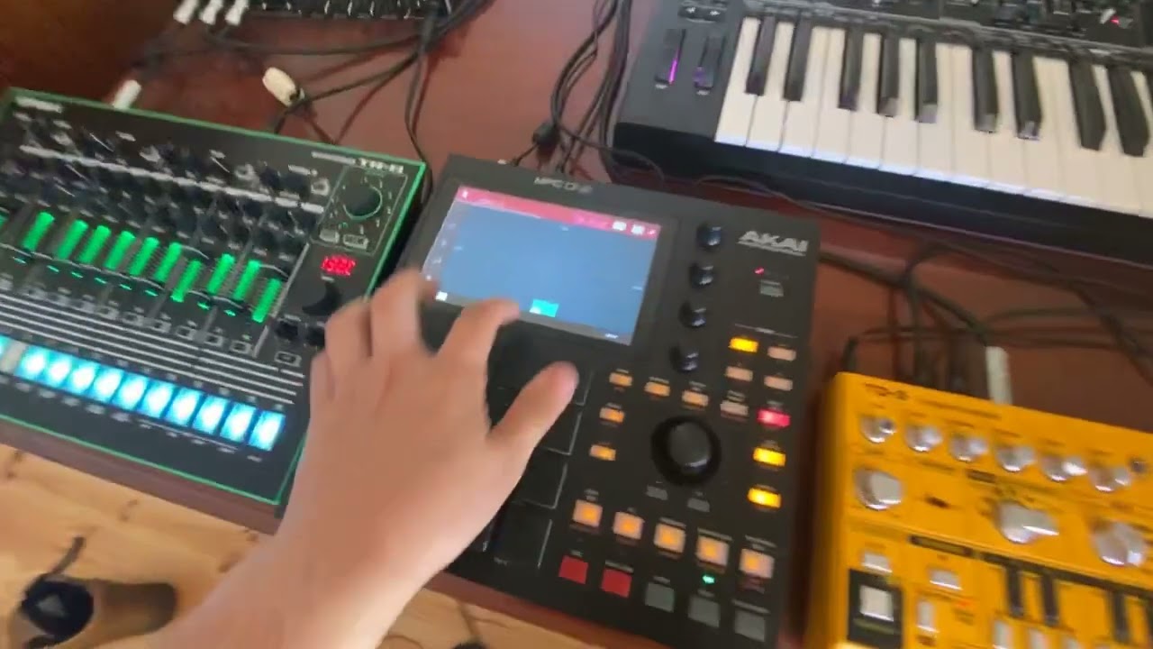 Short techno jam on the Novation Bass Station 2, Roland TR8, Akai MPC One