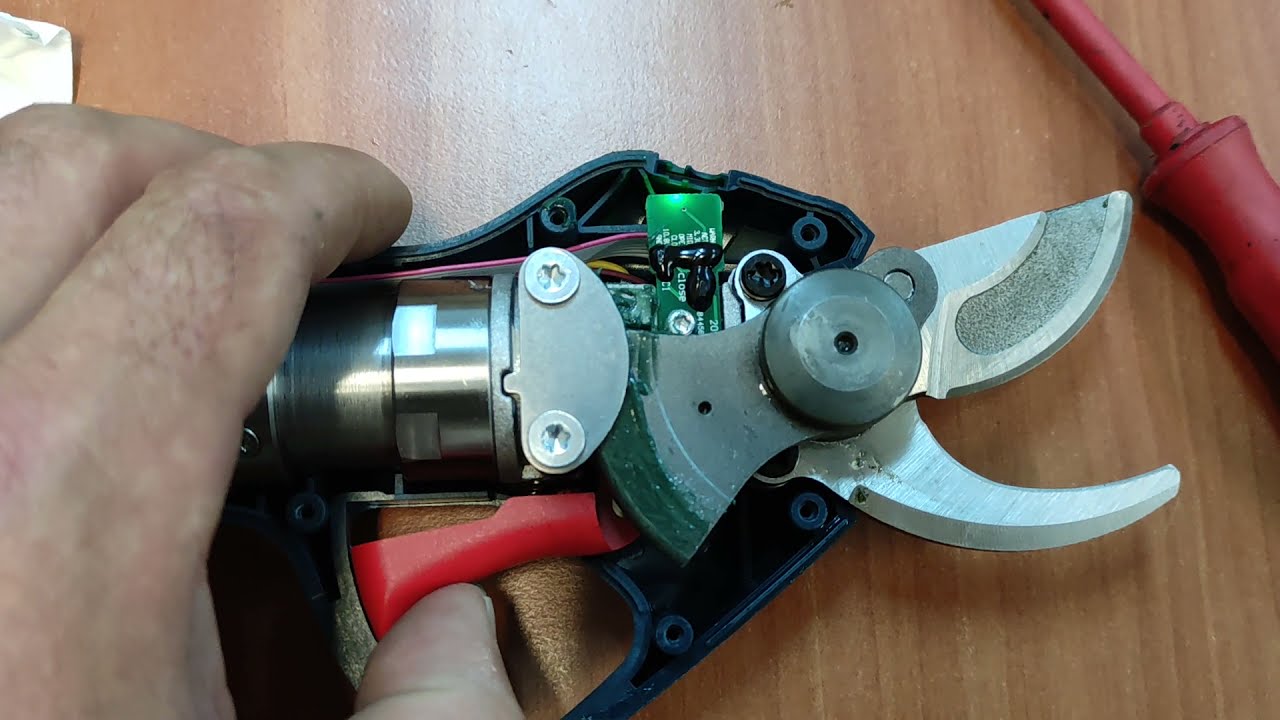 Bosch Pro Pruner demontat parțial.
