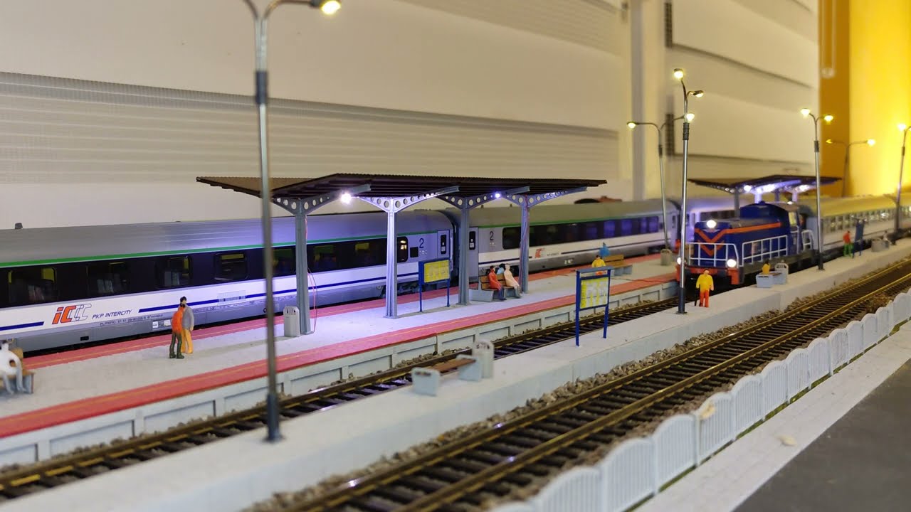 Kilka różnych składów - duży ruch pociągów - Polish Trains