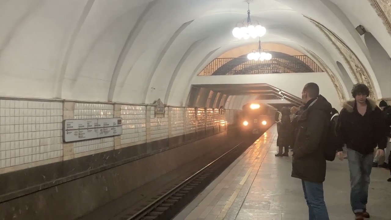 Служебный состав Еж-3 СЦБ проезжает станцию « Таганская » КолЛ. Вагон 5564.