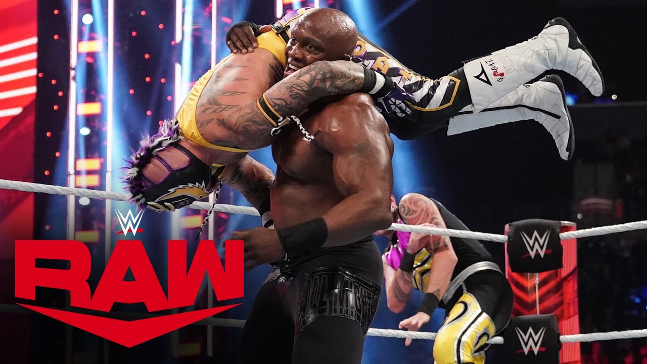 Рей и Доминик Мистерио против Бобби Лэшли – матч с гандикапом: Raw, 22 ноября 2021 г.