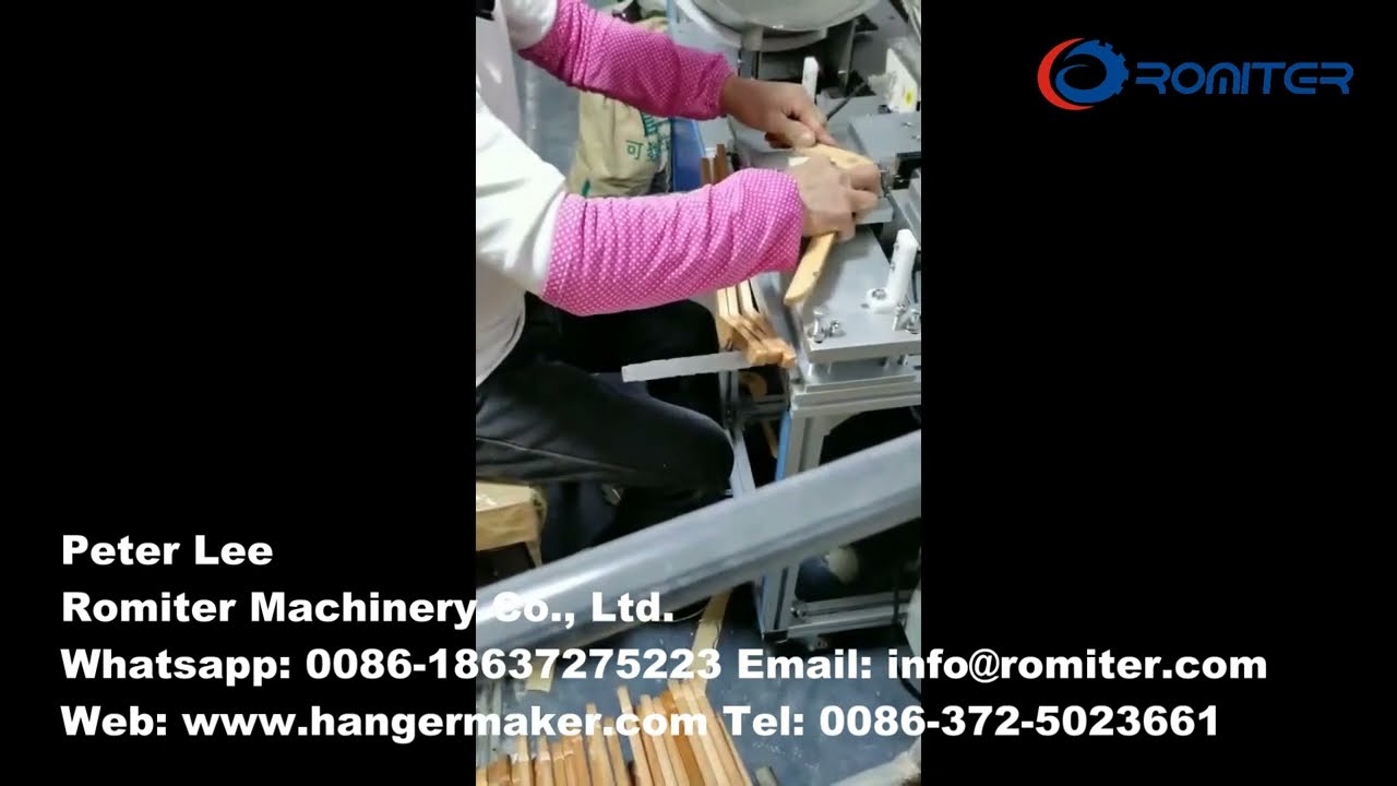 Máquina automática de ensamblaje e inserción de ganchos metálicos para perchas de madera