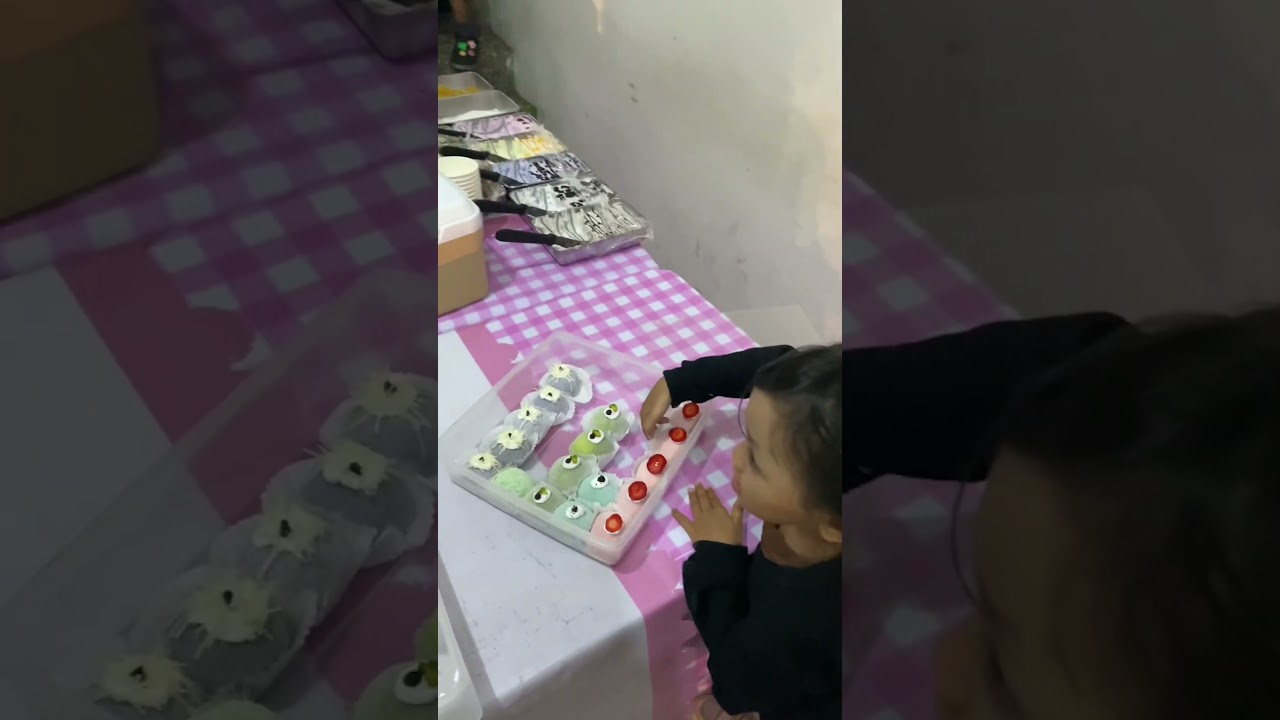 Sachi jajan mochi dulu ka 