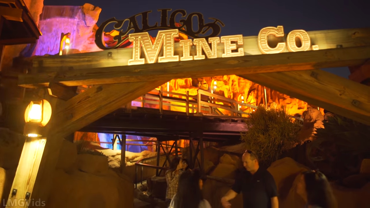 [4K] Calico Mine Train: Dark Ride Attraction (Amazing Low Light) - Knott's Berry Farm