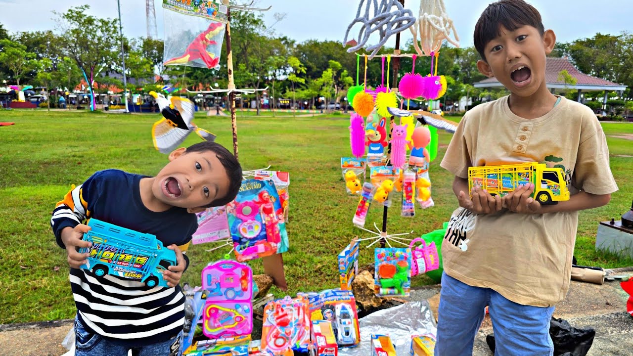 NOVEL & SAMUEL KE ALUN-ALUN BELI MAINAN TRUK OLENG,NAIK MOBIL-MOBILAN & MEWARNAI GAMBAR