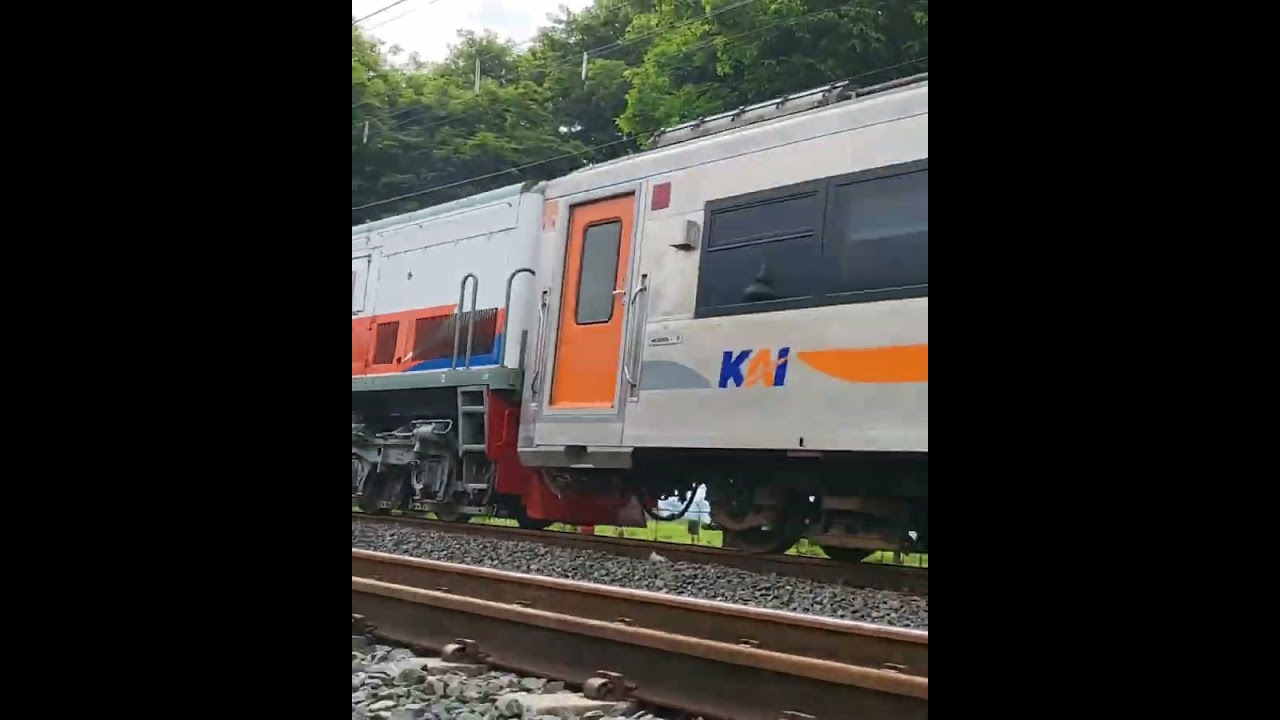 KA malioboro ekspres memakai cc203 pertama buatan BJ. Habibie