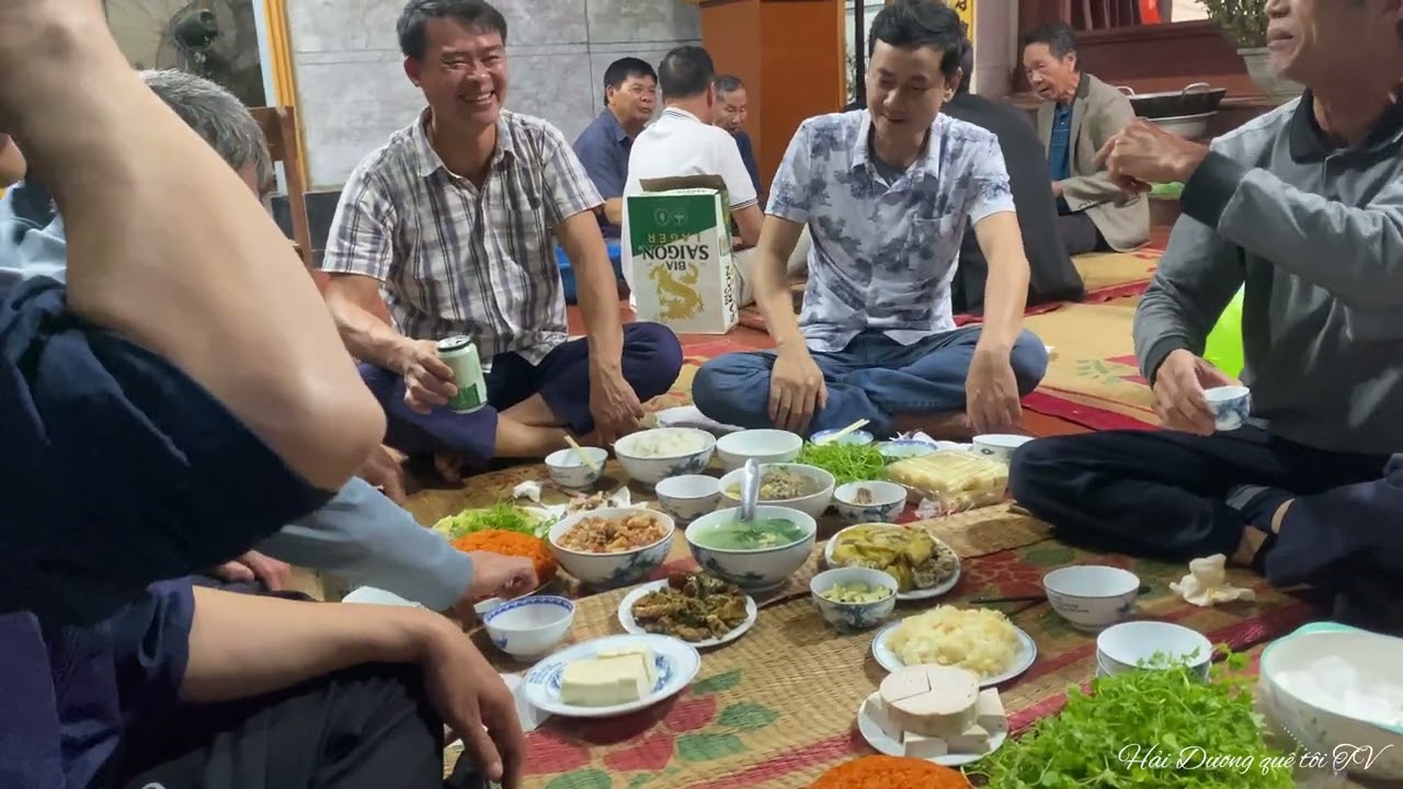 Bữa cơm đoàn viên tại từ Đường họ Tạ khi hoàn tất nhiệm vụ ngày Giỗ Tổ