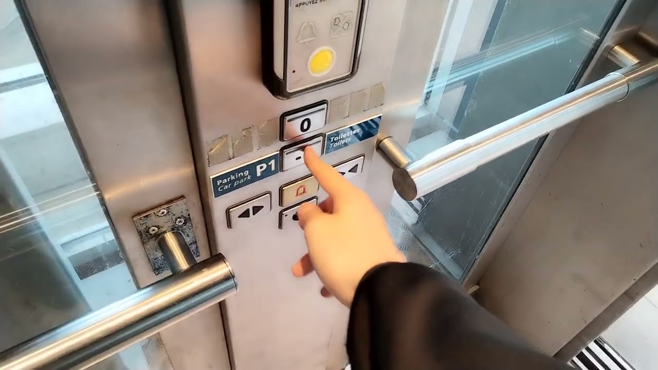 incroyable ascenseur schindler eurolift de 2006 aéroport de Marseille terminal 2 France