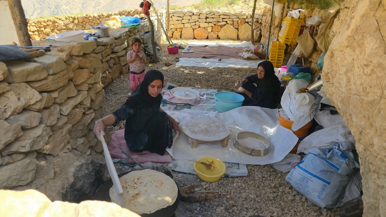 Traditional nomadic cooking: Baking the most delicious nomadic lavash bread in the mountains🥖🏔️