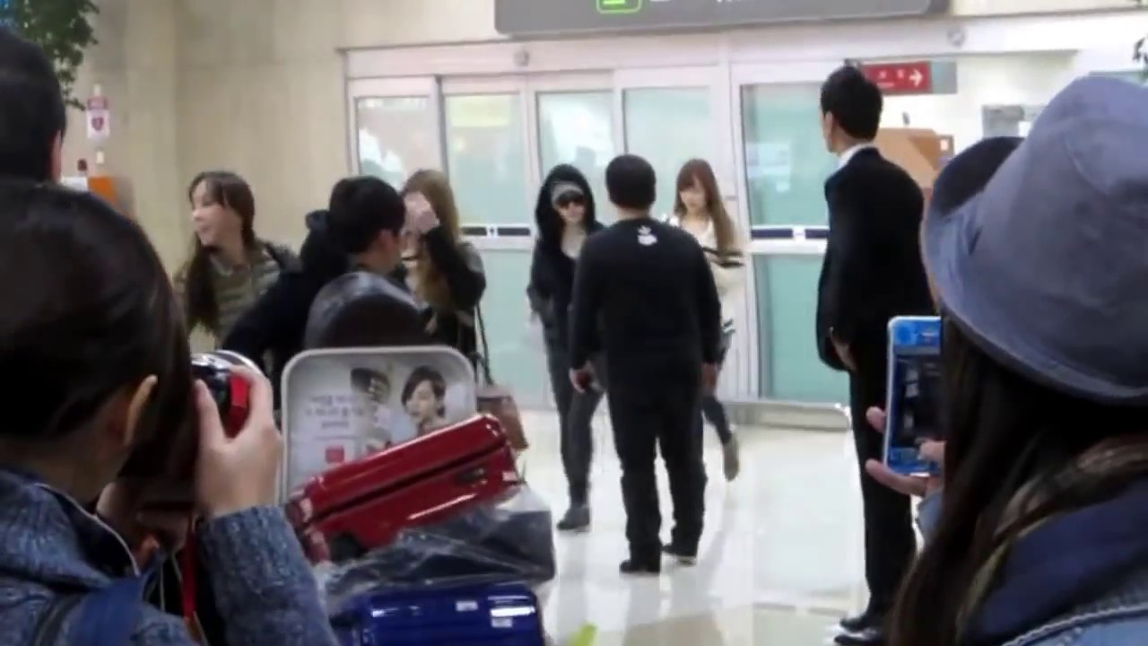 121107 Fancam SNSD Tiffany, She is so friendly & cute 121106 from Japan back to Korea