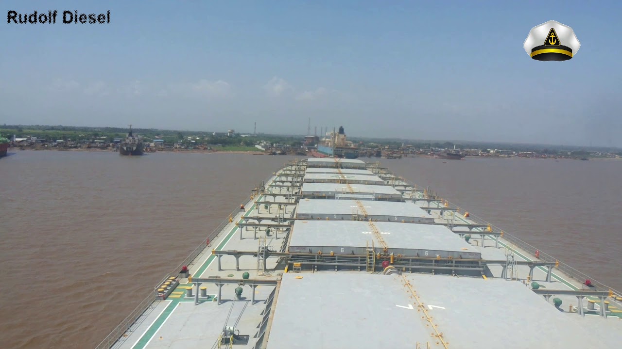 Ship beaching Bulk Carrier in Alang, India