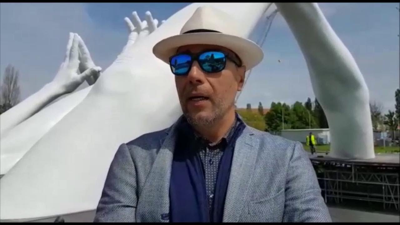 Lorenzo Quinn racconta le sue 12 mani gigantesche alla Biennale