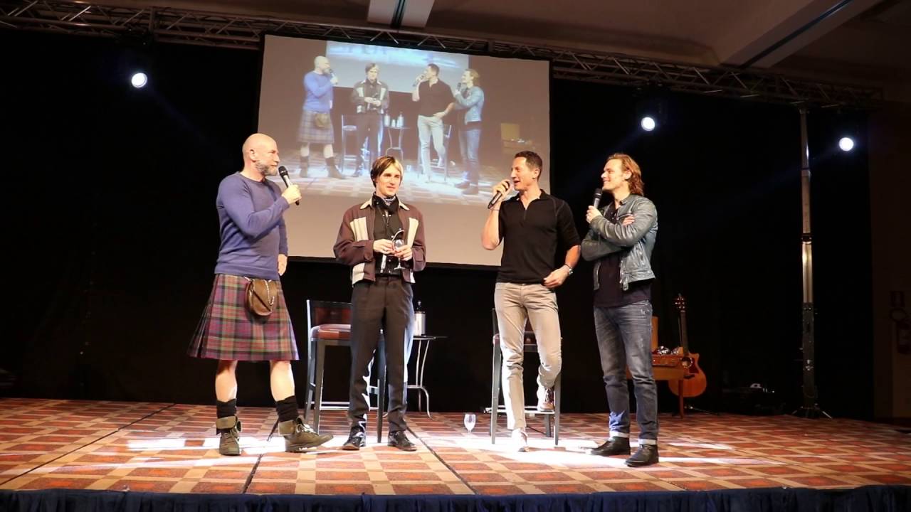 @GrahamMcTavish and @SamHeughan sing at #Jibland