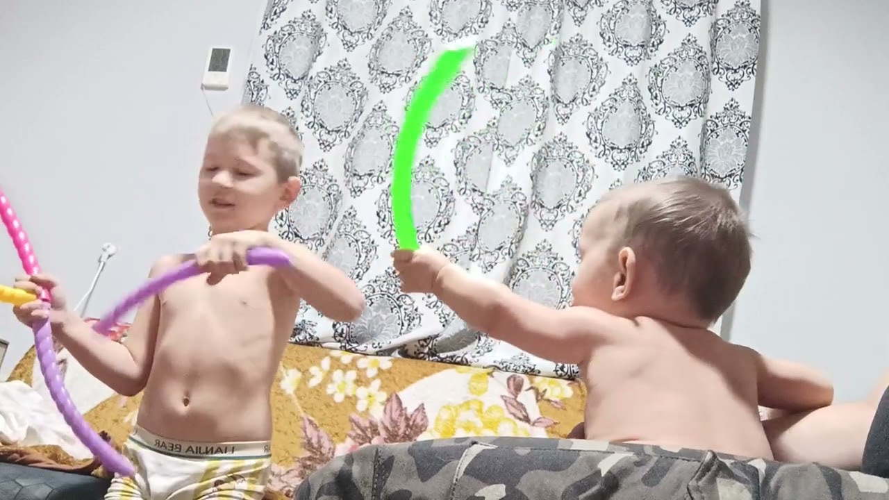 Аарон Адриан играет с Марк