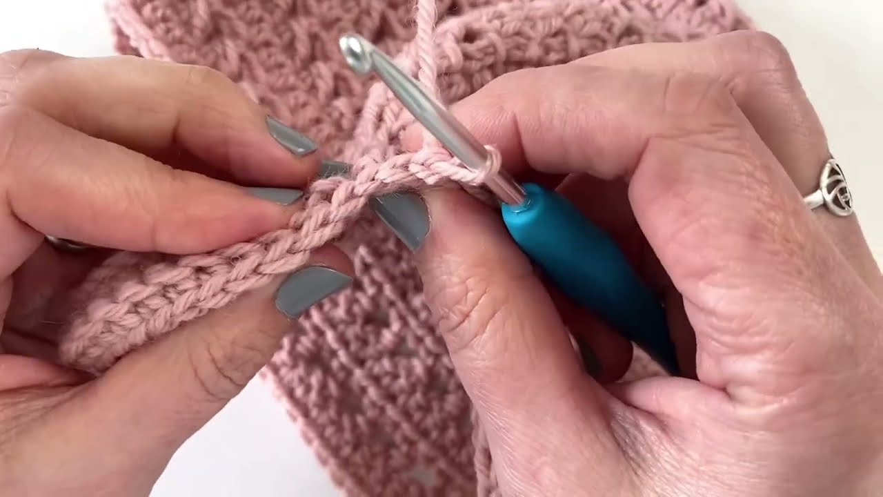 How to crochet the ribbed brim for the Jain Beanie pattern by @loopyhandmade