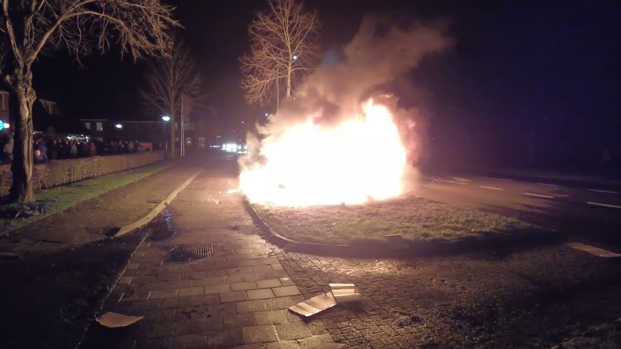 Daarle nieuwjaarstraditie caravan/auto brand 1-1-2024