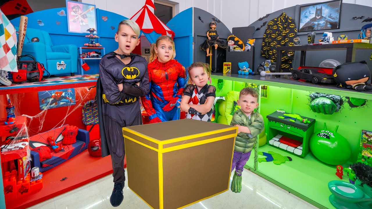 Дети-супергерои в четырёхцветном игровом домике
