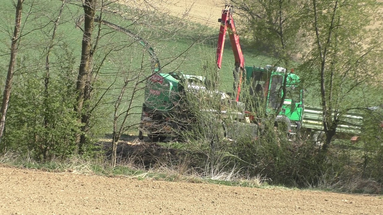 Jenz Chippertruck HEM 583 auf MAN TGS 33 500 6x6 von Lohnunternehmen am arbeiten  Es wird ein Stapel