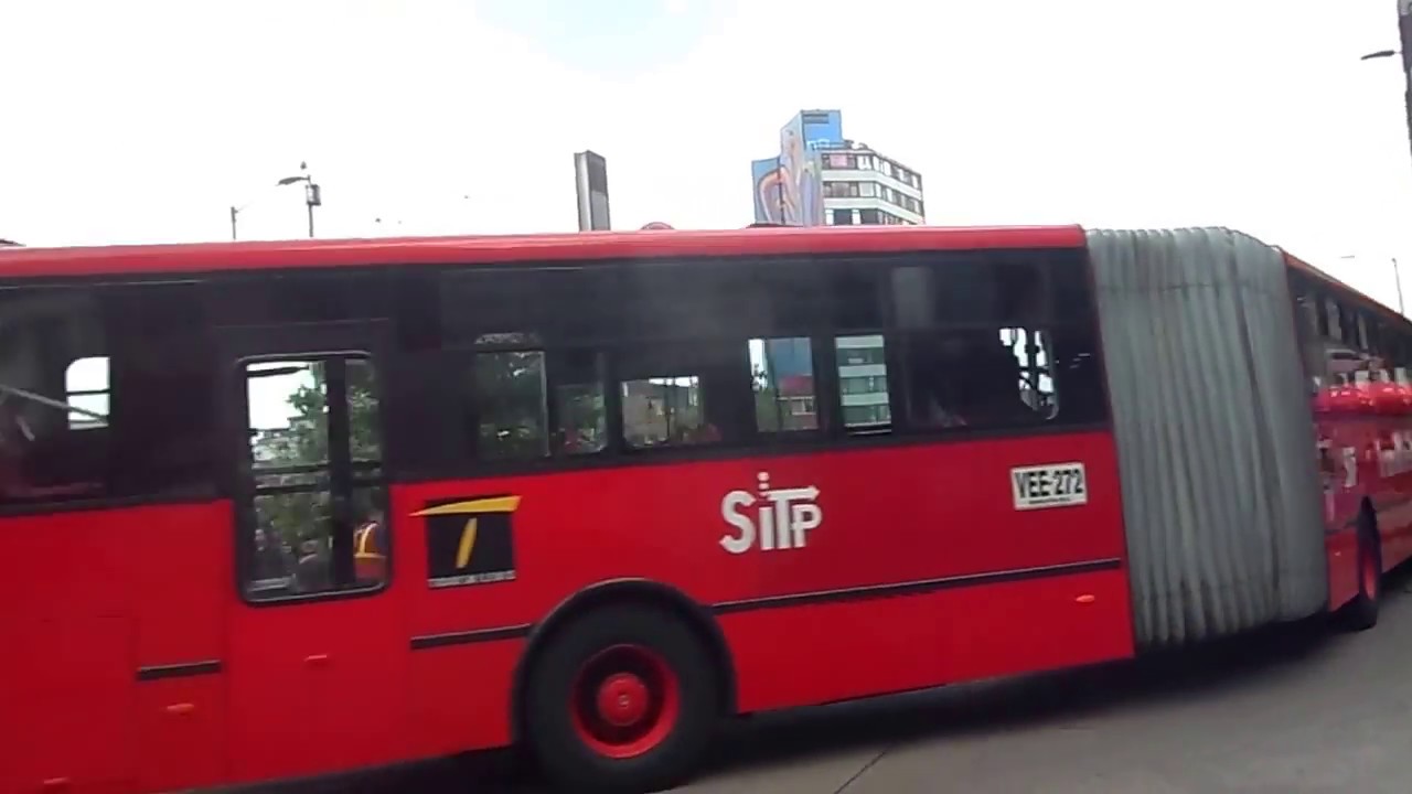 Buses Transmilenios en Bogotá girando en una glorieta en el centro de la ciudad