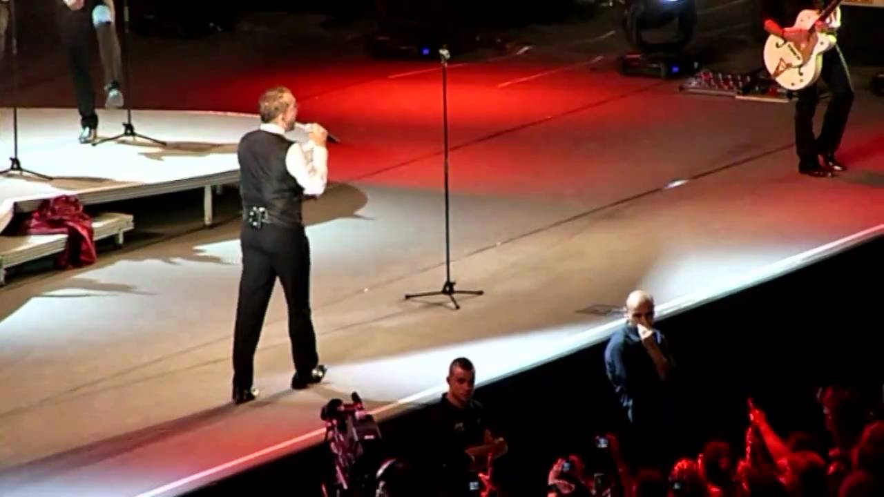 MIGUEL BOSE BAILANDO - CONCIERTO BARCELONA 2010