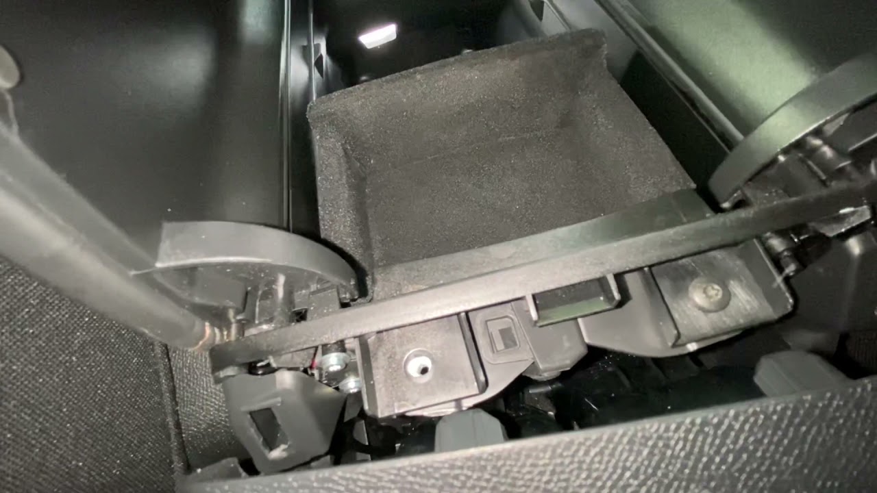 #Peugeot #3008 #Arm #rest #removal