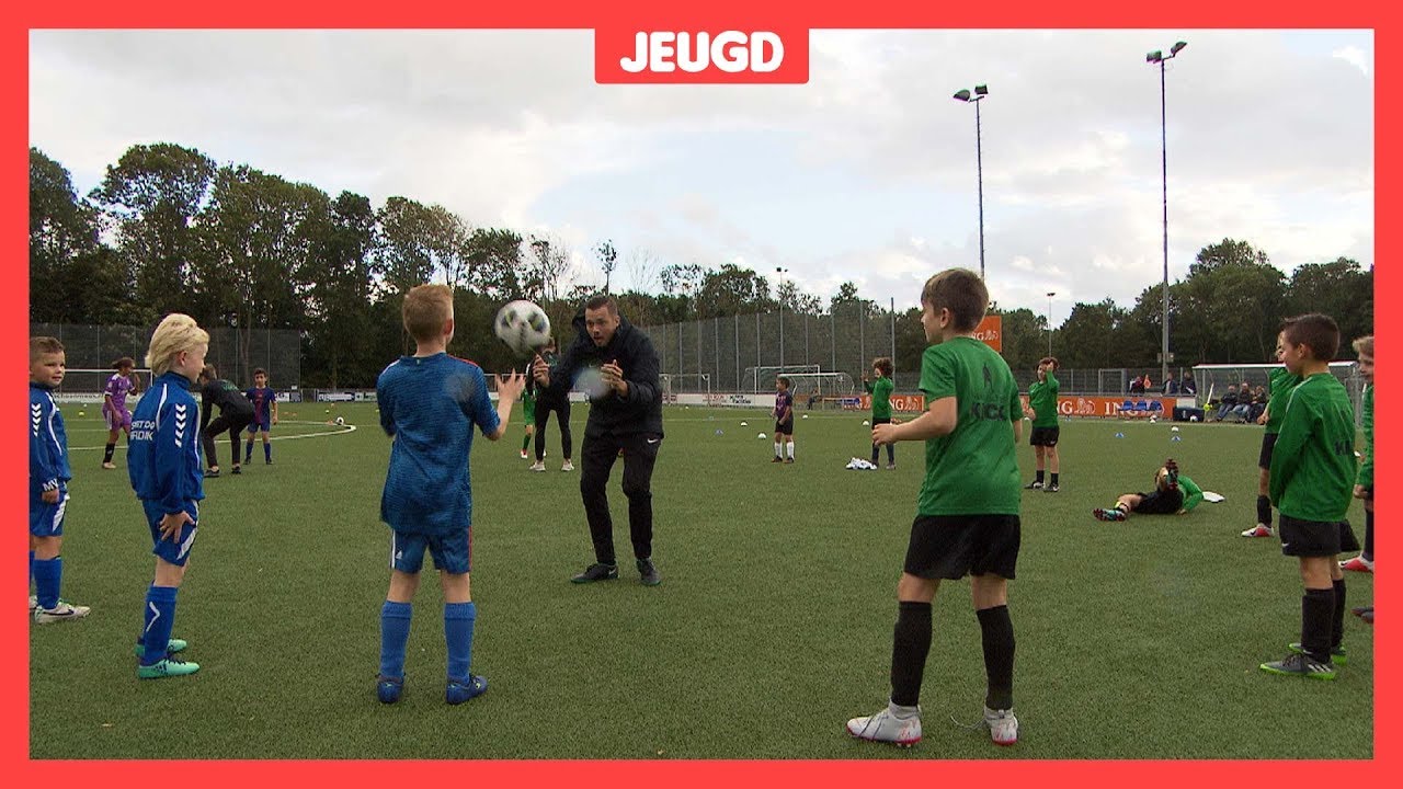Steeds meer kinderen zitten op een voetbal-school