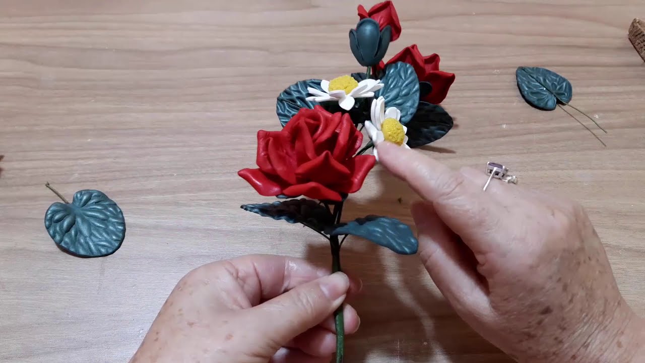 Belíssima telha decorativa com rosas  e margaridas