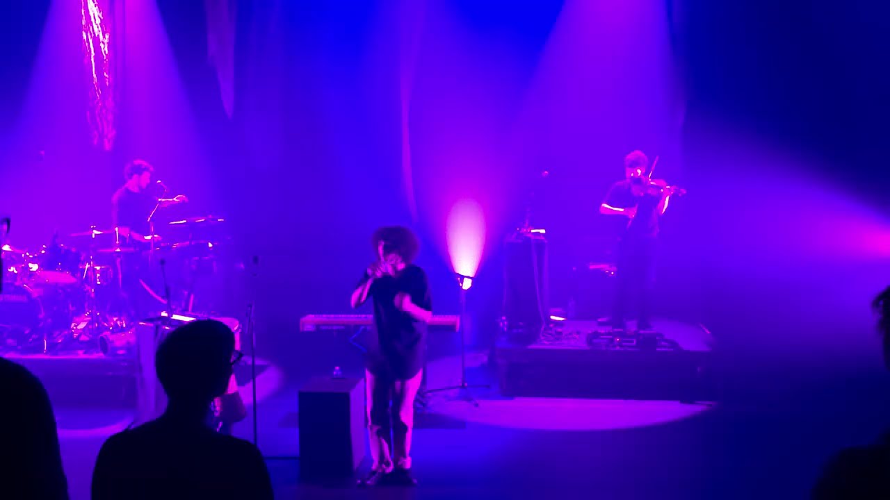 Léonie Pernet - Butterfly (live) - Nuithonie Fribourg 21.11.2025