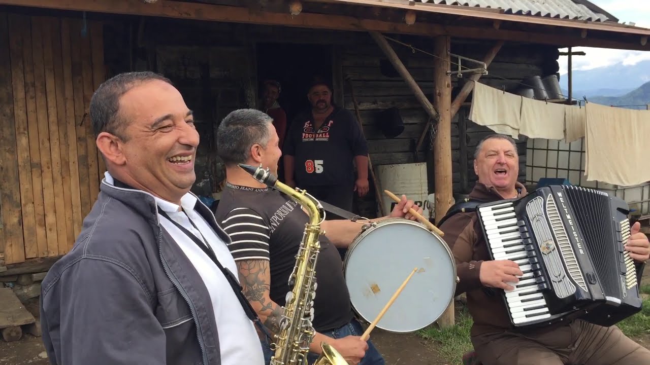SERGIU STB SI NELU BUCUR LA STANA LUI NELUS DIN VARFUL CAPITANU - MUNTE MUNTE BRAD FRUMOS